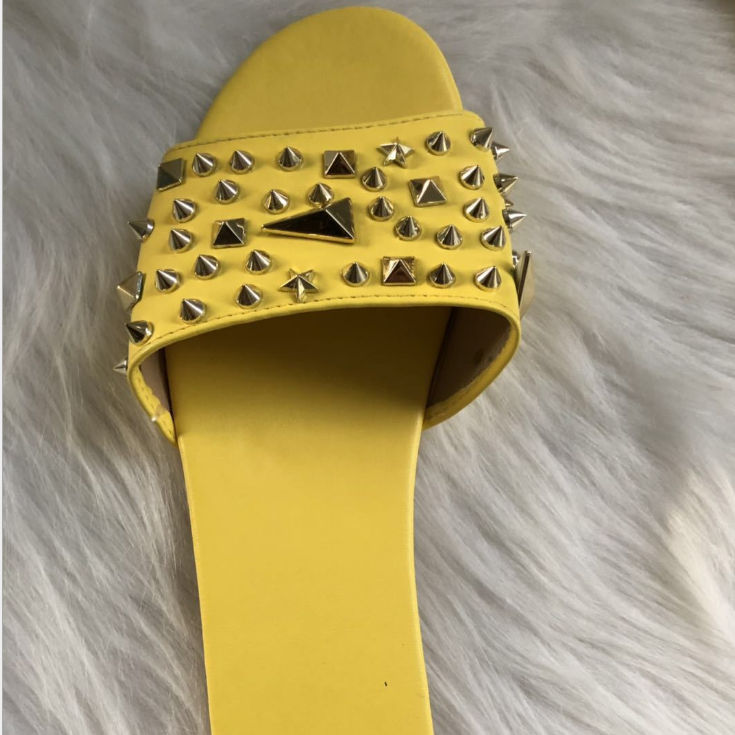 2020 New And Fashional Woman Sandals Studded Spiked Strap Lightly Padded Insole Slippers